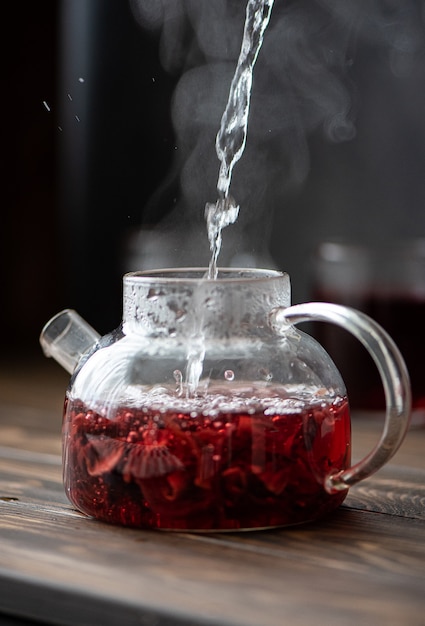 Chá de hibisco feito em um bule de vidro
