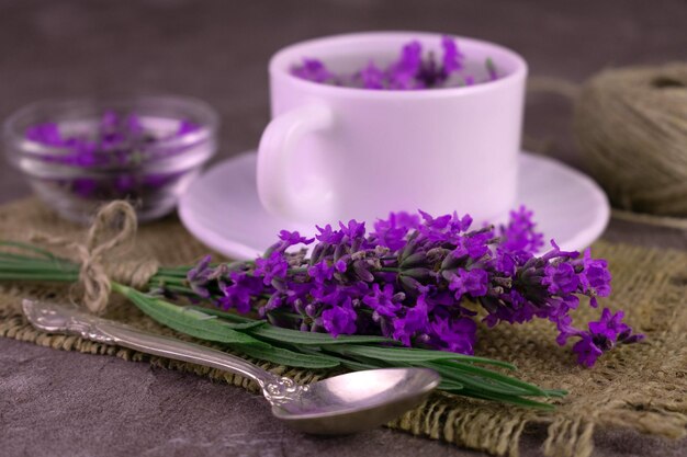 Chá de lavanda perfumado em um buquê de xícara de flores frescas de lavanda.