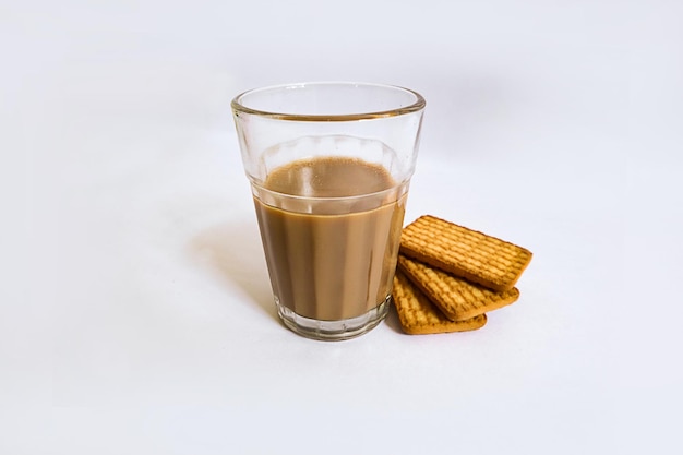 Chá de leite fresco indiano Kadak Chai com biscoitos