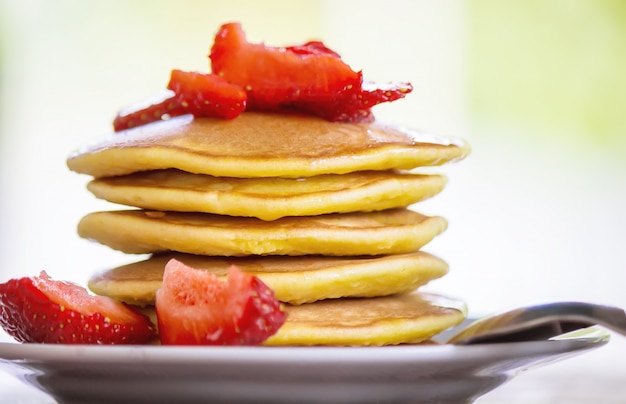 Foto chá de panquecas e geléia de morango no café da manhã