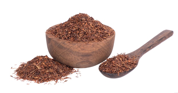 Chá de Rooibos, isolado no fundo branco. chá orgânico tradicional saudável. Chá de África.