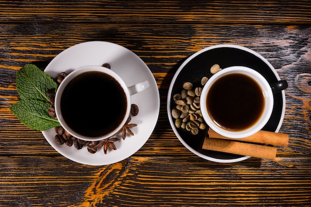 Chá e café centrado na mesa escura