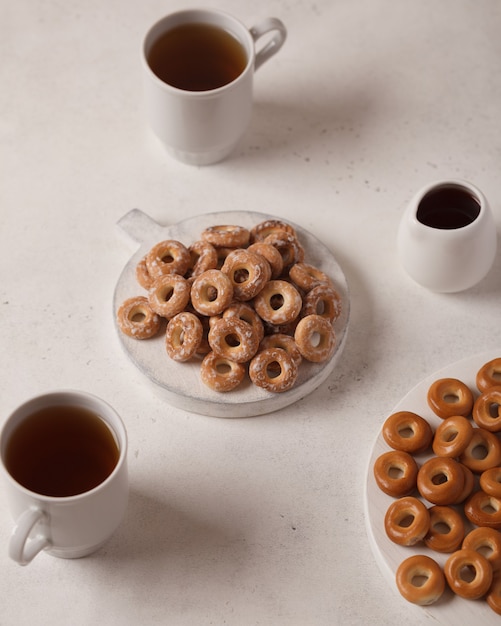 Chá e café doce. Cookies, pretzels, crackers, bagels. Doces alegrias para o chá