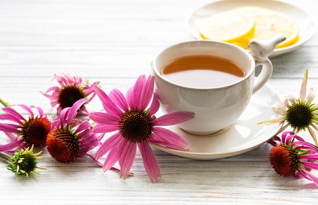 Chá echinacea com limão e flores frescas.