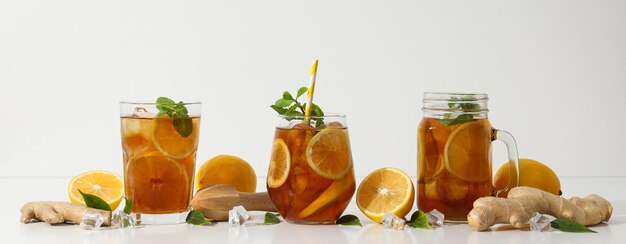 Foto chá frio com laranjas frescas e folhas de hortelã