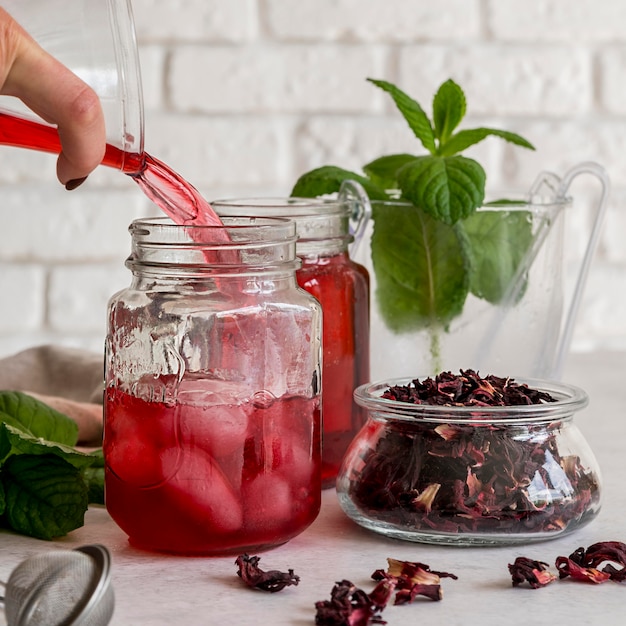 Foto chá gelado com hortelã e frutas