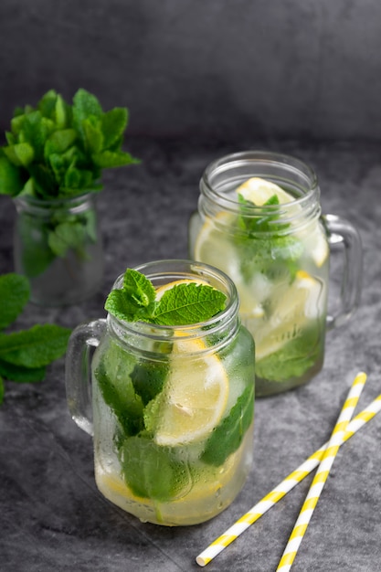 Chá gelado com hortelã fresca em um frasco de vidro