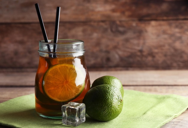 Chá gelado com limão em fundo de madeira