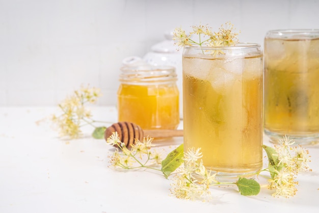 Chá gelado de flores de tilo