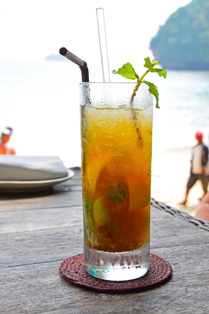 Chá gelado de Long Island na mesa.