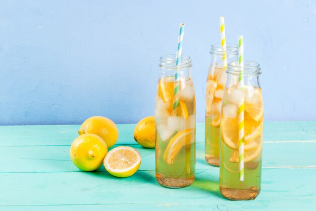 Chá gelado de verão com limão