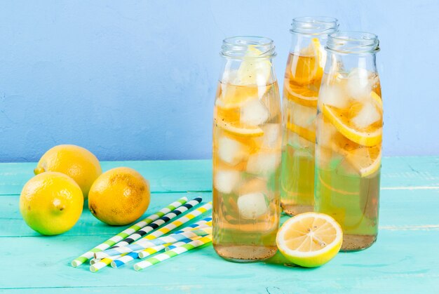 Chá gelado de verão com limão
