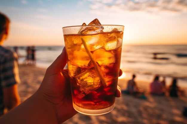 Chá gelado sendo desfrutado ao pôr-do-sol com um fundo de praia