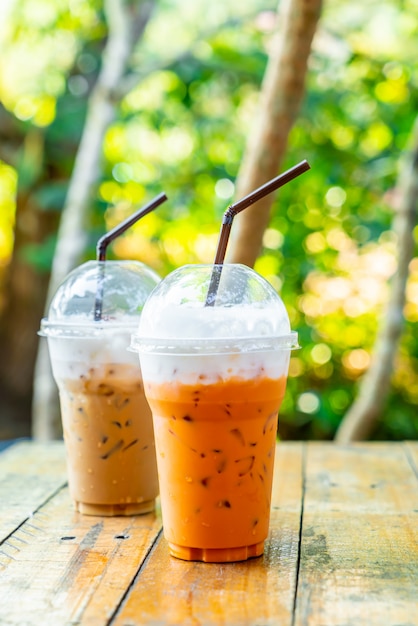 chá gelado tailandês com leite e xícara de café com leite gelado