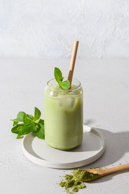 Chá gelado verde do matcha no branco. Fechar-se.