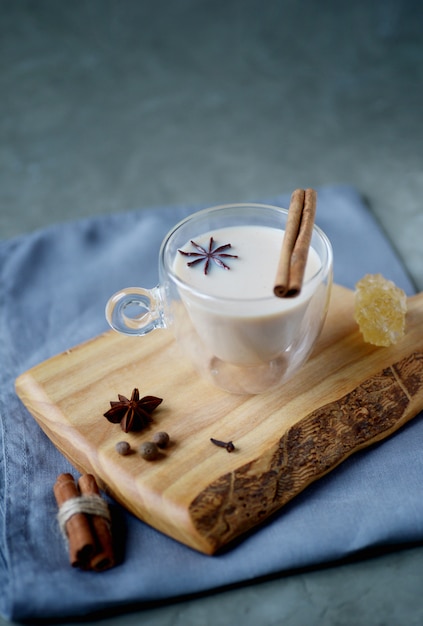 Chá indiano masala chai com anis estrelado e paus de canela