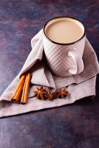 Chá indiano Masala chai com especiarias em uma caneca