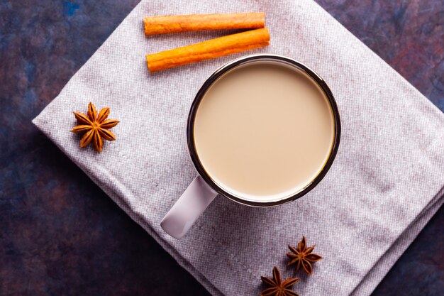 Chá indiano masala chai com especiarias em uma caneca