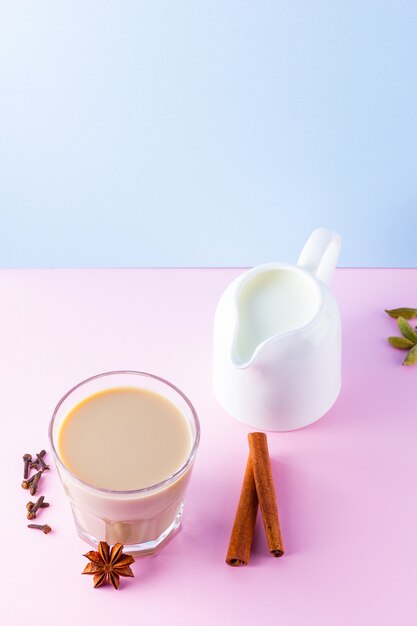 Chá indiano Masala chai com especiarias em uma xícara