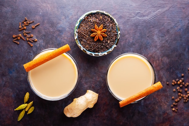 Foto chá indiano masala chai com especiarias em xícaras