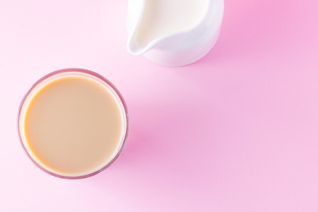 Chá indiano masala chai e uma jarra de leite