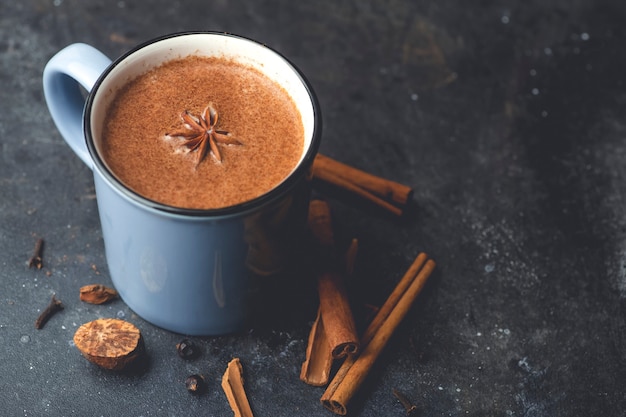 Chá indiano Masala com canela em uma caneca