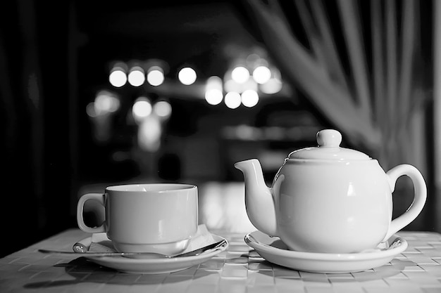 Chá inglês em um café / xícara e chaleira com chá das cinco