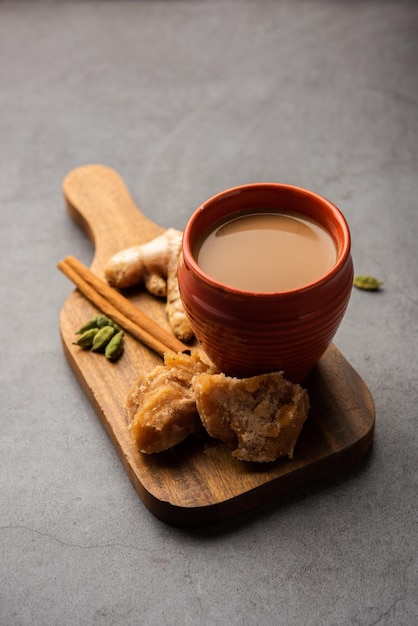 Chá Jaggery ou Gur ki chai com ingredientes como gengibre gud ou cardamomo verde adrak e canela