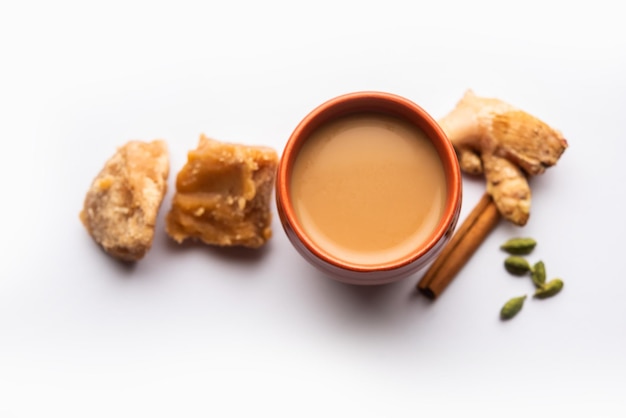 Chá Jaggery ou Gur ki chai com ingredientes como gengibre gud ou cardamomo verde adrak e canela