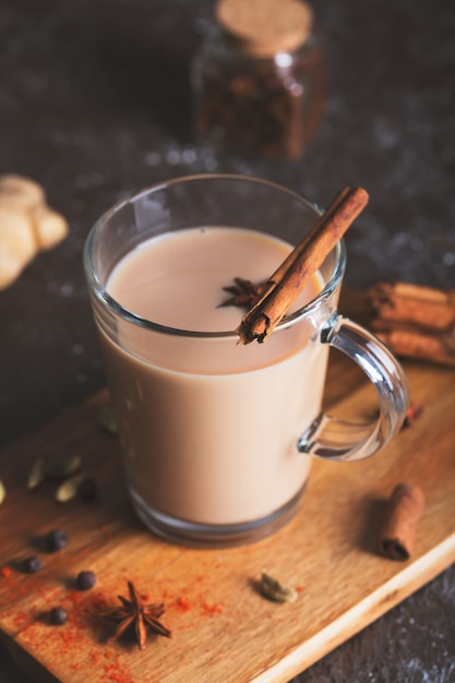 Chá Masala chai. Bebida indiana quente com especiarias