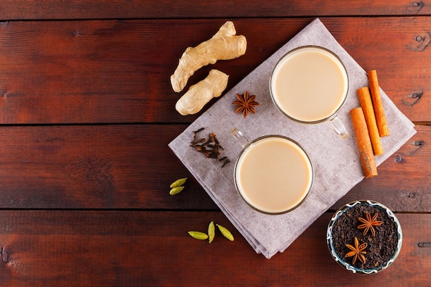 Chá masala chai com especiarias em guardanapo de linho