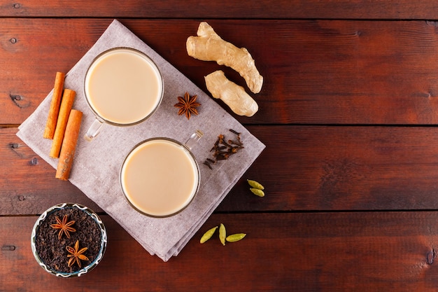 Chá masala chai num guardanapo de linho. bebida tradicional indiana - chá masala com especiarias em um fundo de madeira.