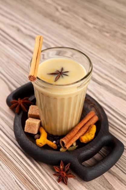 Chá Masala ou Masala chai em vidro fechado Bebida popular indiana na mesa de madeira