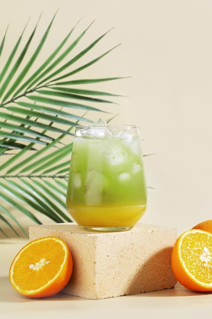 chá matcha com suco de laranja e gelo em um copo