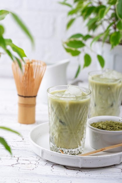 Chá matcha frio com leite e gelo