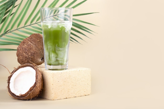 chá matcha gelado com leite de coco