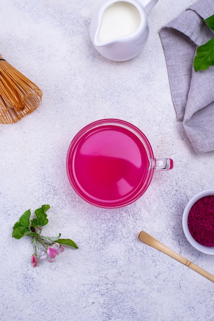 Chá matcha rosa de fruta do dragão