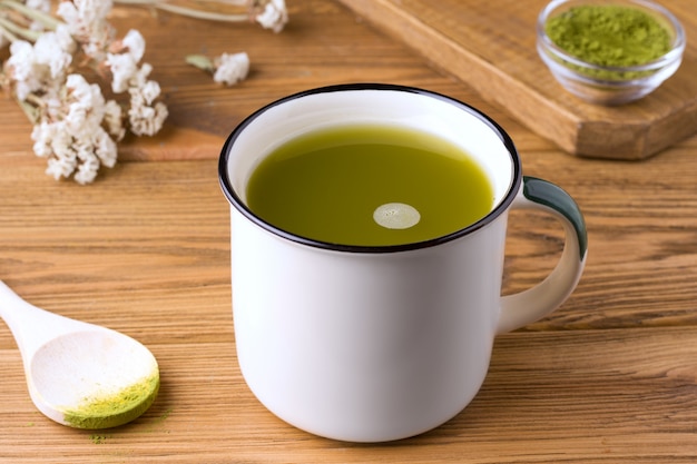 Chá matcha verde em uma mesa de madeira