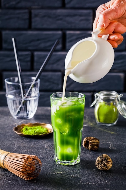 Chá matcha verde gelado ou matcha latte em vidro