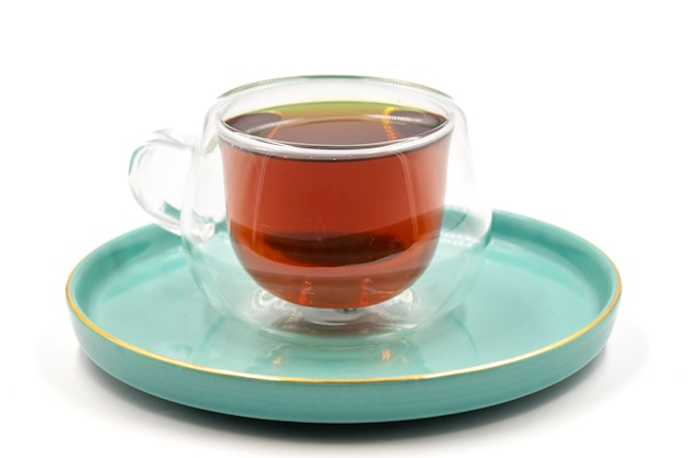 Chá preto sobre fundo branco Chá turco fabricado com água quente fechado