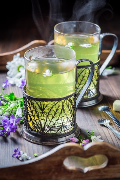 Chá quente aromático na velha mesa de madeira