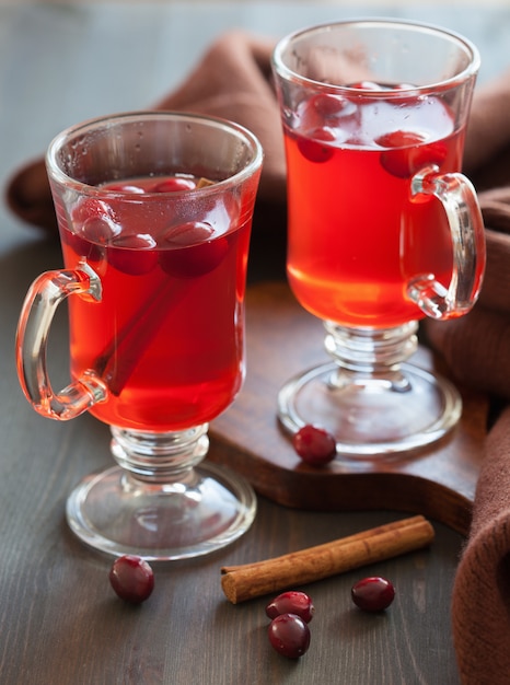 Chá quente de amora com bebida de aquecimento de canela