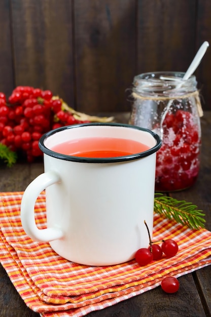 Chá quente de frutas vermelhas em uma caneca branca