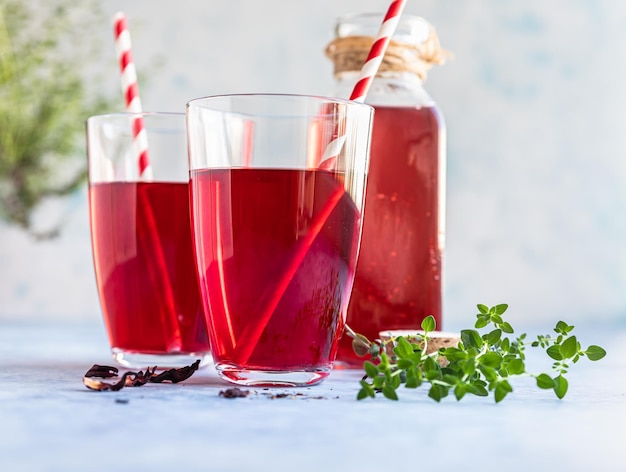 Chá quente de hibisco ou karkade com ervas e folhas de chá secas Chá de ervas com vitaminas para resfriados e gripes