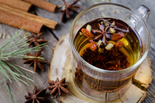 Chá quente de inverno com anis e bagas de goji