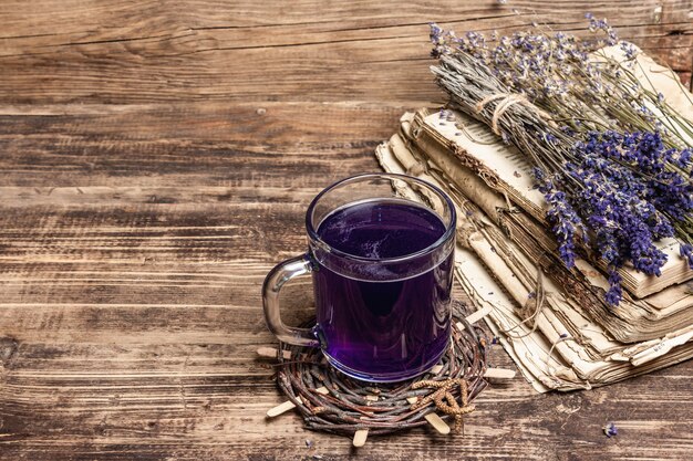 Chá quente de lavanda na mesa de madeira vintage