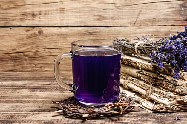 Chá quente de lavanda na mesa de madeira vintage