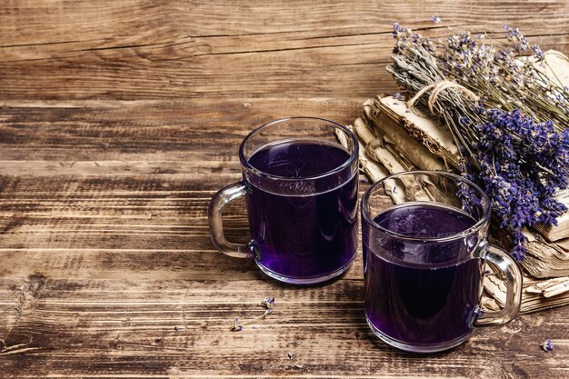 Chá quente de lavanda na mesa de madeira vintage