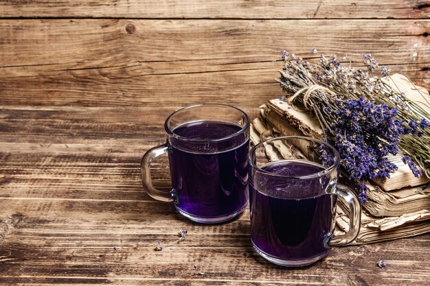 Chá quente de lavanda na mesa de madeira vintage