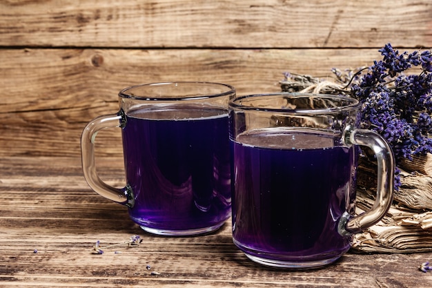 Chá quente de lavanda na mesa de madeira vintage